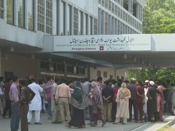 Hospital incendiado en Pakist&aacute;n