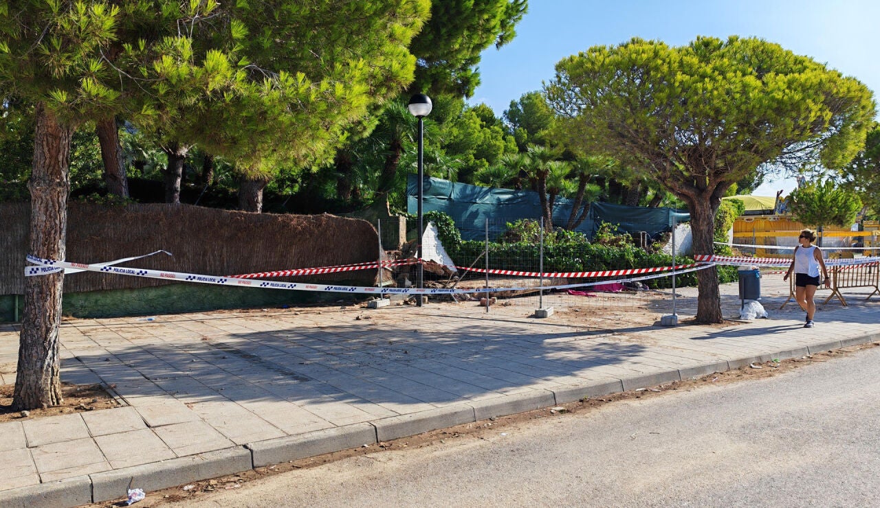 Vista del muro que se desplom&oacute;