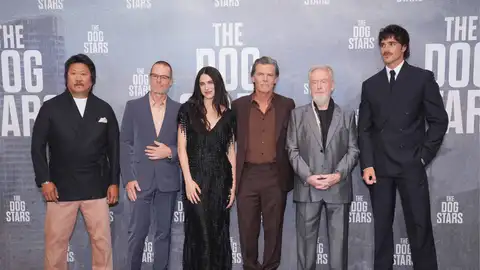 Benedict Wong, Guy Pierce, Margaret Qualley, Josh Brolin, Ridley Scott y Jacob Elordi en la premiere de La constelación del perro en Londres Benedict Wong, Guy Pierce, Margaret Qualley, Josh Brolin, Ridley Scott y Jacob Elordi en la premiere de La constelación del perro en Londres