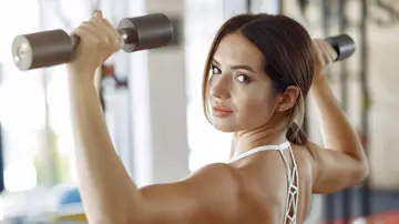 Mujer con mancuernas Mujer con mancuernas