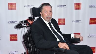 Tim Curry sufrió un derrame cerebral durante un masaje y su cráneo quedó 