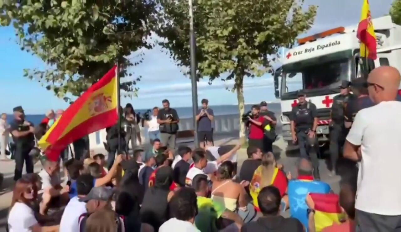 Un centenar de ceut&iacute;es impide el paso al convoy de Cruz Roja que reparte comida a migrantes diariamente