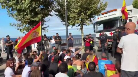 Un centenar de ceut&iacute;es impide el paso al convoy de Cruz Roja que reparte comida a migrantes diariamente