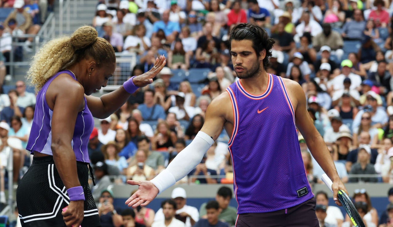 Carlos Alcaraz celebra un punto con Serena Williams en el dobles mixto del US Open