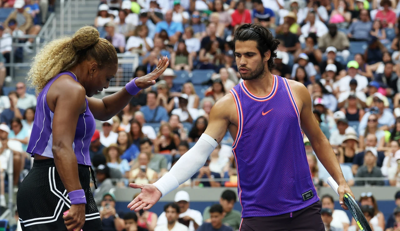 Carlos Alcaraz celebra un punto con Serena Williams en el dobles mixto del US Open