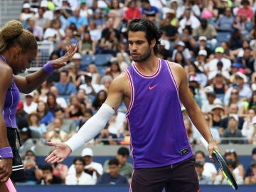 Carlos Alcaraz celebra un punto con Serena Williams en el dobles mixto del US Open