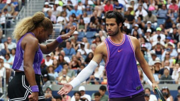 Carlos Alcaraz celebra un punto con Serena Williams en el dobles mixto del US Open