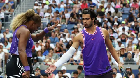 Carlos Alcaraz celebra un punto con Serena Williams en el dobles mixto del US Open Carlos Alcaraz celebra un punto con Serena Williams en el dobles mixto del US Open
