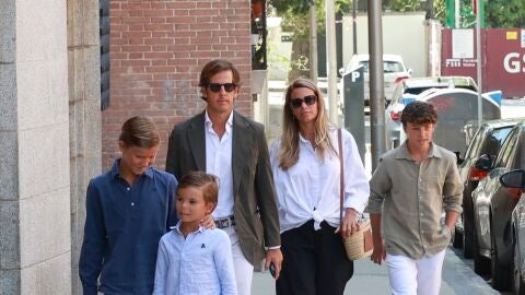 Carla Goyanes y su familia en la misa funeral en memoria de Caritina