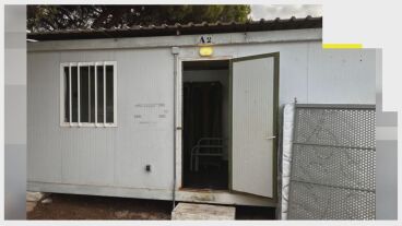 Imagen de las casas prefabricadas en las que residen los agentes 