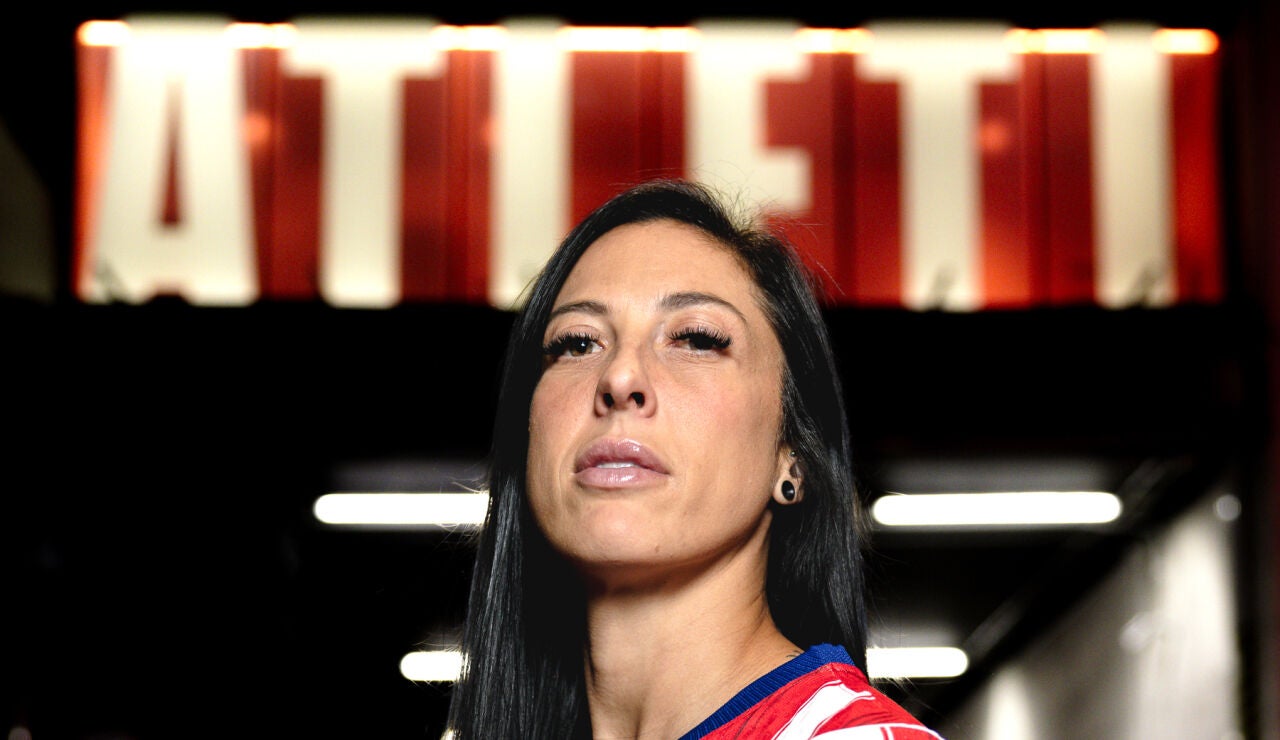 Jenni Hermoso posa con la camiseta rojiblanca