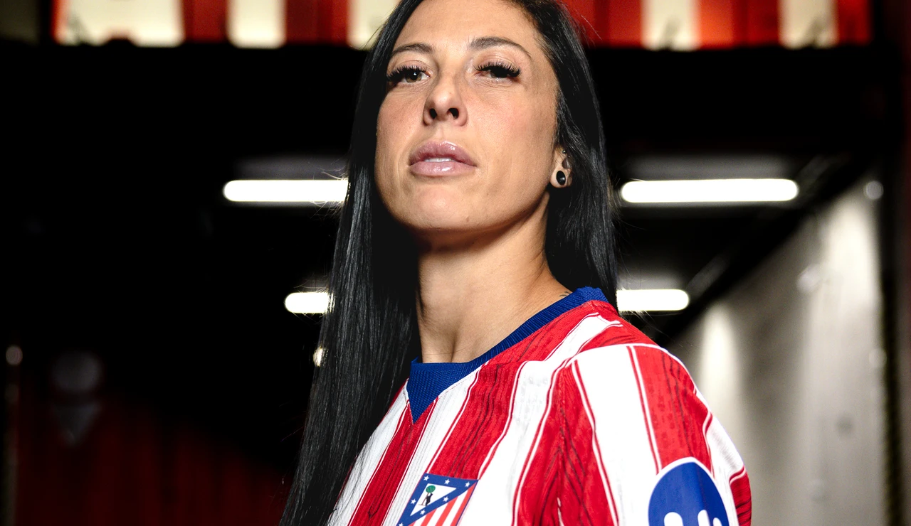 Jenni Hermoso posa con la camiseta rojiblanca
