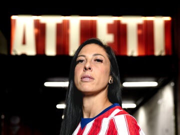 Jenni Hermoso posa con la camiseta rojiblanca