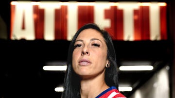 Jenni Hermoso posa con la camiseta rojiblanca