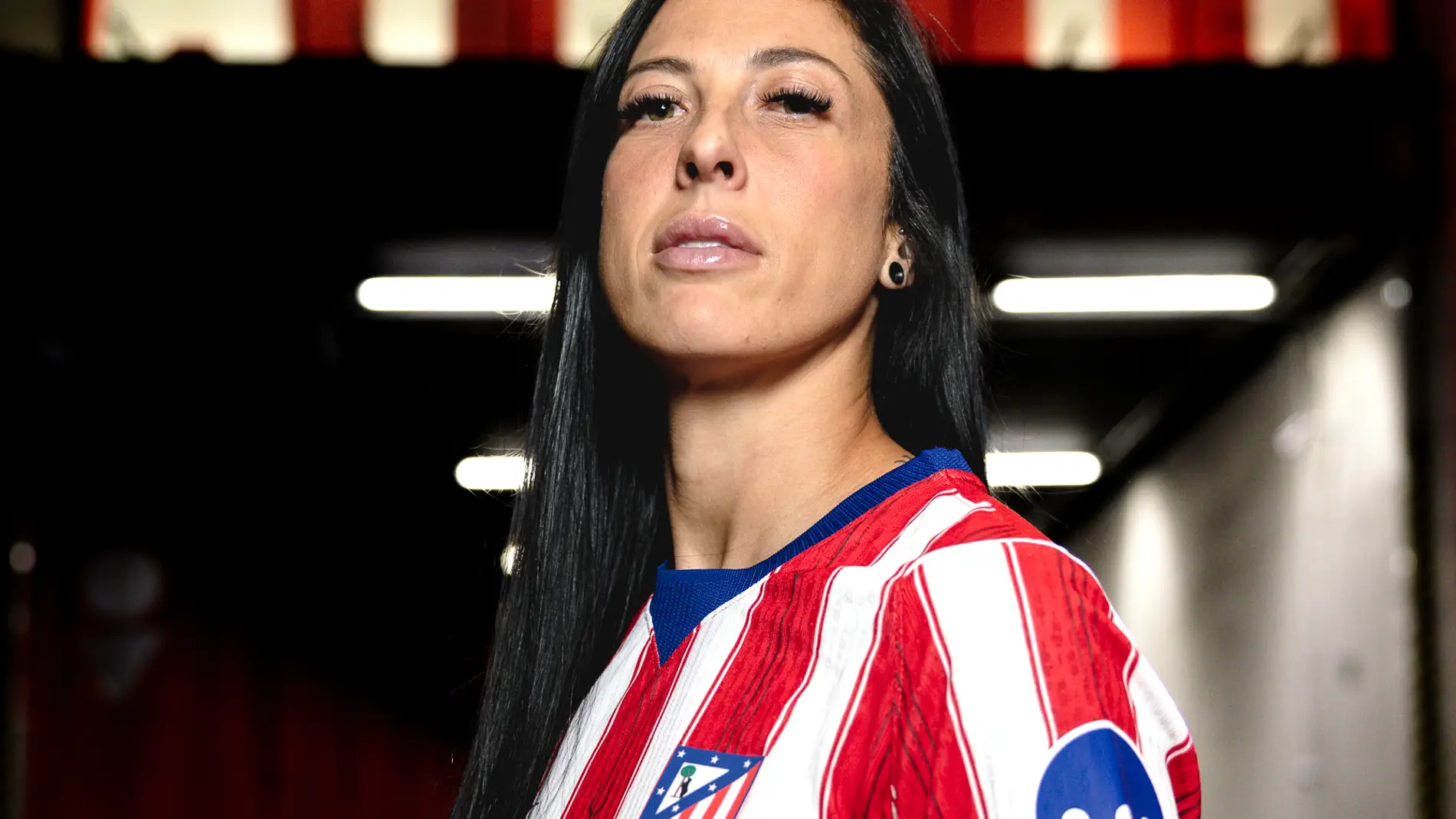 Jenni Hermoso posa con la camiseta rojiblanca Jenni Hermoso posa con la camiseta rojiblanca