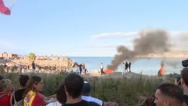 Los ceut&iacute;es queman el campamento de los migrantes de la playa del Trampol&iacute;n