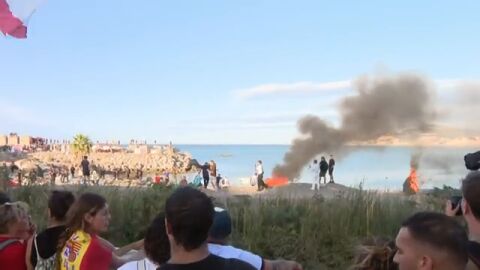 Los ceut&iacute;es queman el campamento de los migrantes de la playa del Trampol&iacute;n