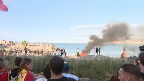 Los ceutíes queman el campamento de los migrantes de la playa del Trampolín Los ceutíes queman el campamento de los migrantes de la playa del Trampolín