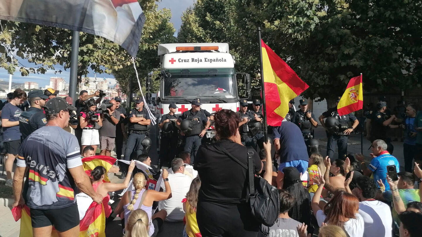 Ceutis bloquean el paso de un convoy de Cruz Roja que iba a dar comida a los inmigrantes