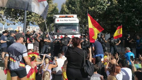 Ceutis bloquean el paso de un convoy de Cruz Roja que iba a dar comida a los inmigrantes