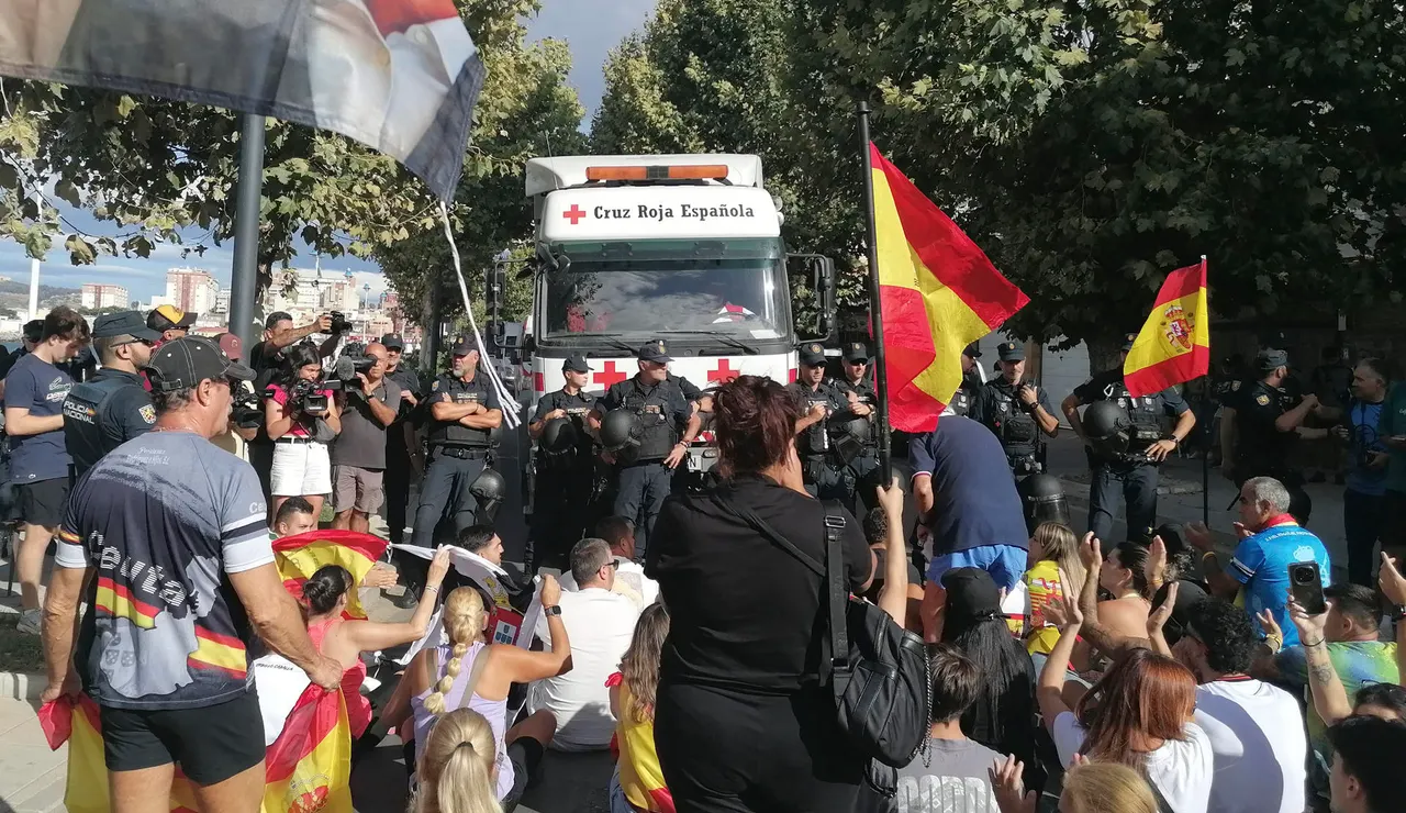 Ceutis bloquean el paso de un convoy de Cruz Roja que iba a dar comida a los inmigrantes