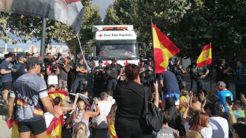Ceutis bloquean el paso de un convoy de Cruz Roja que iba a dar comida a los inmigrantes