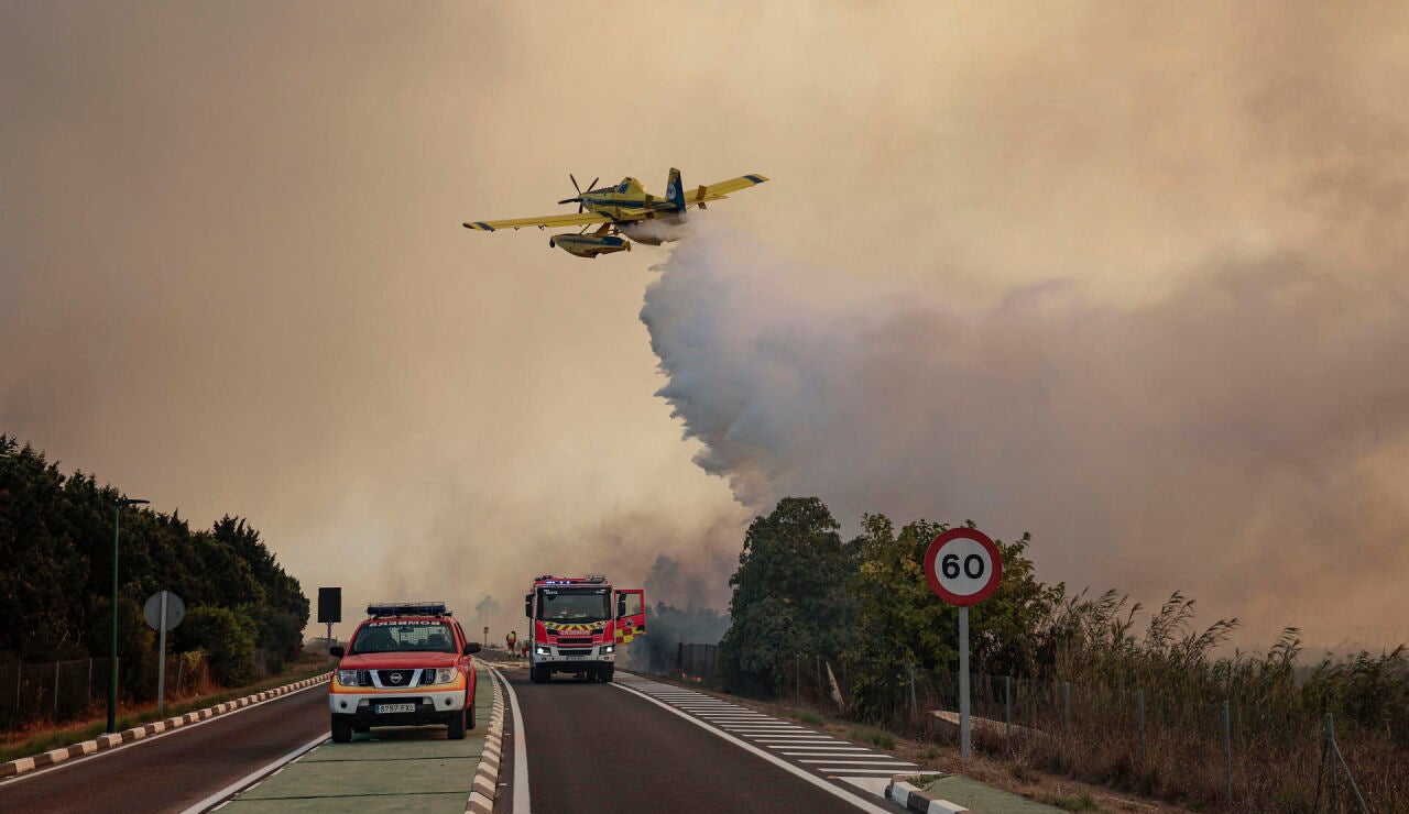 Imagen de un hidroavi&oacute;n realizando una descarga de agua