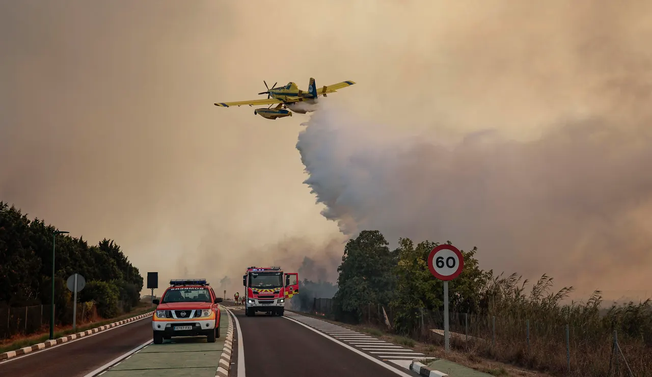 Imagen de un hidroavión realizando una descarga de agua