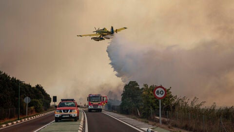 Imagen de un hidroavi&oacute;n realizando una descarga de agua