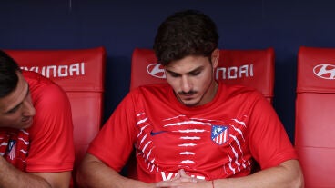 Juli&aacute;n Alvarez, en el banquillo del Metropolitano