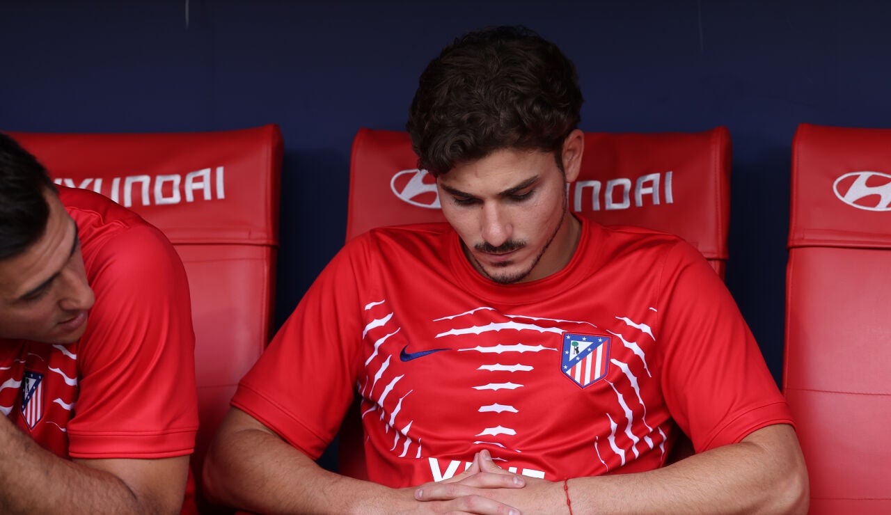 Juli&aacute;n Alvarez, en el banquillo del Metropolitano