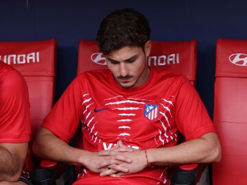 Juli&aacute;n Alvarez, en el banquillo del Metropolitano