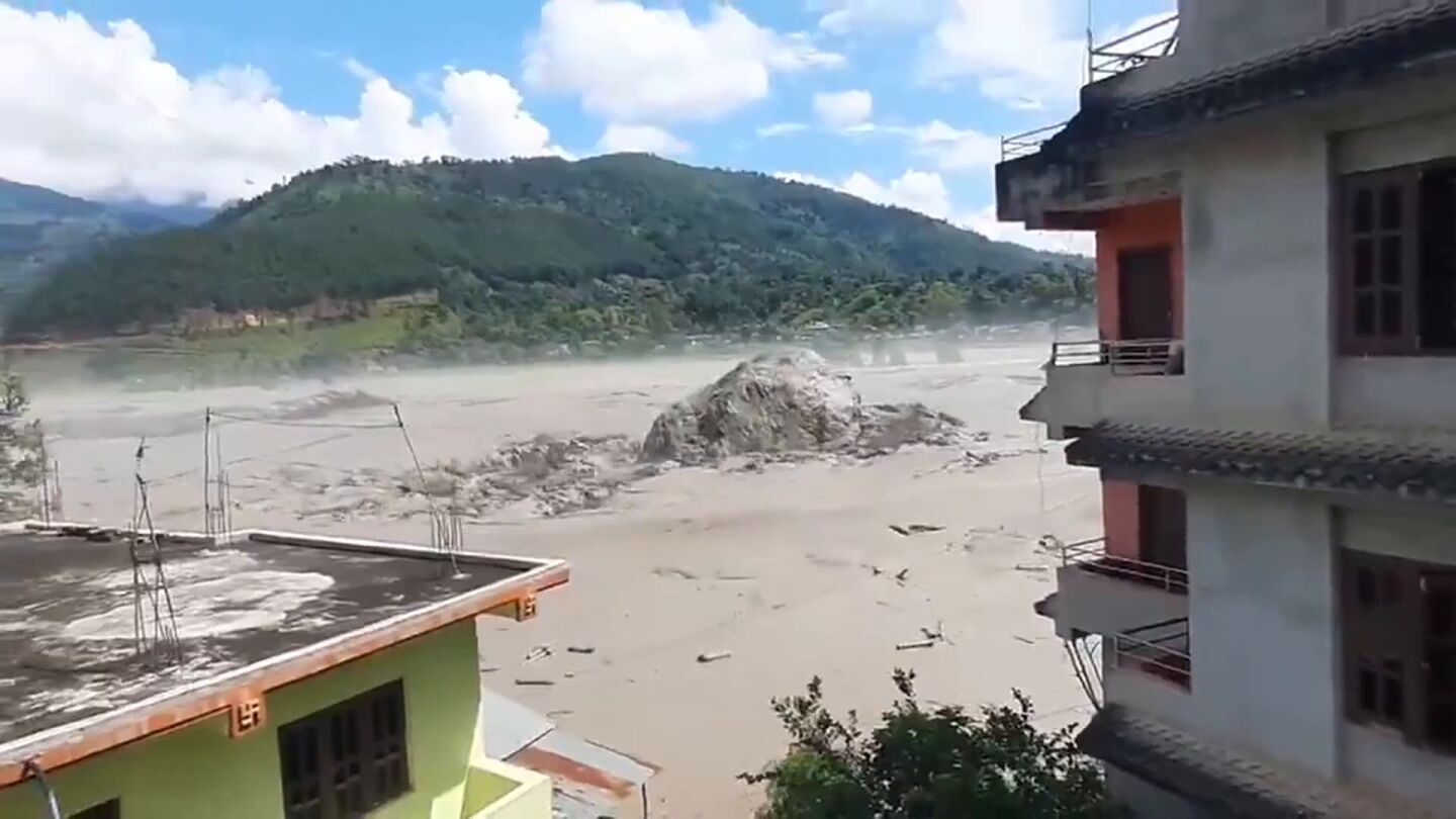 Roca arrastrada por la riada de Nepal