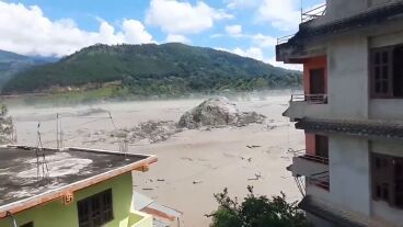 Roca arrastrada por la riada de Nepal