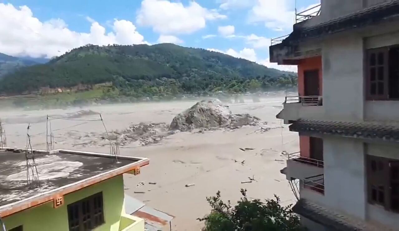 Roca arrastrada por la riada de Nepal