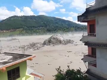 Roca arrastrada por la riada de Nepal