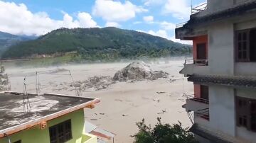 Roca arrastrada por la riada de Nepal