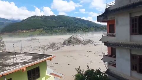 Roca arrastrada por la riada de Nepal