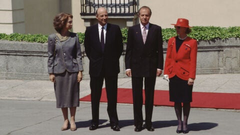 Los reyes Juan Carlos I y Sofía junto a Harald y Sonia de Noruega en 1995