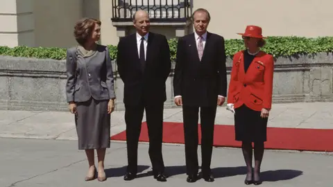 Los reyes Juan Carlos I y Sofía junto a Harald y Sonia de Noruega en 1995 Los reyes Juan Carlos I y Sofía junto a Harald y Sonia de Noruega en 1995