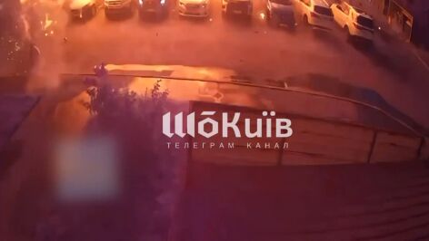 Grabaci&oacute;n en la que la mujer huye tras ver al dron ruso mientras paseaba en Kiev.