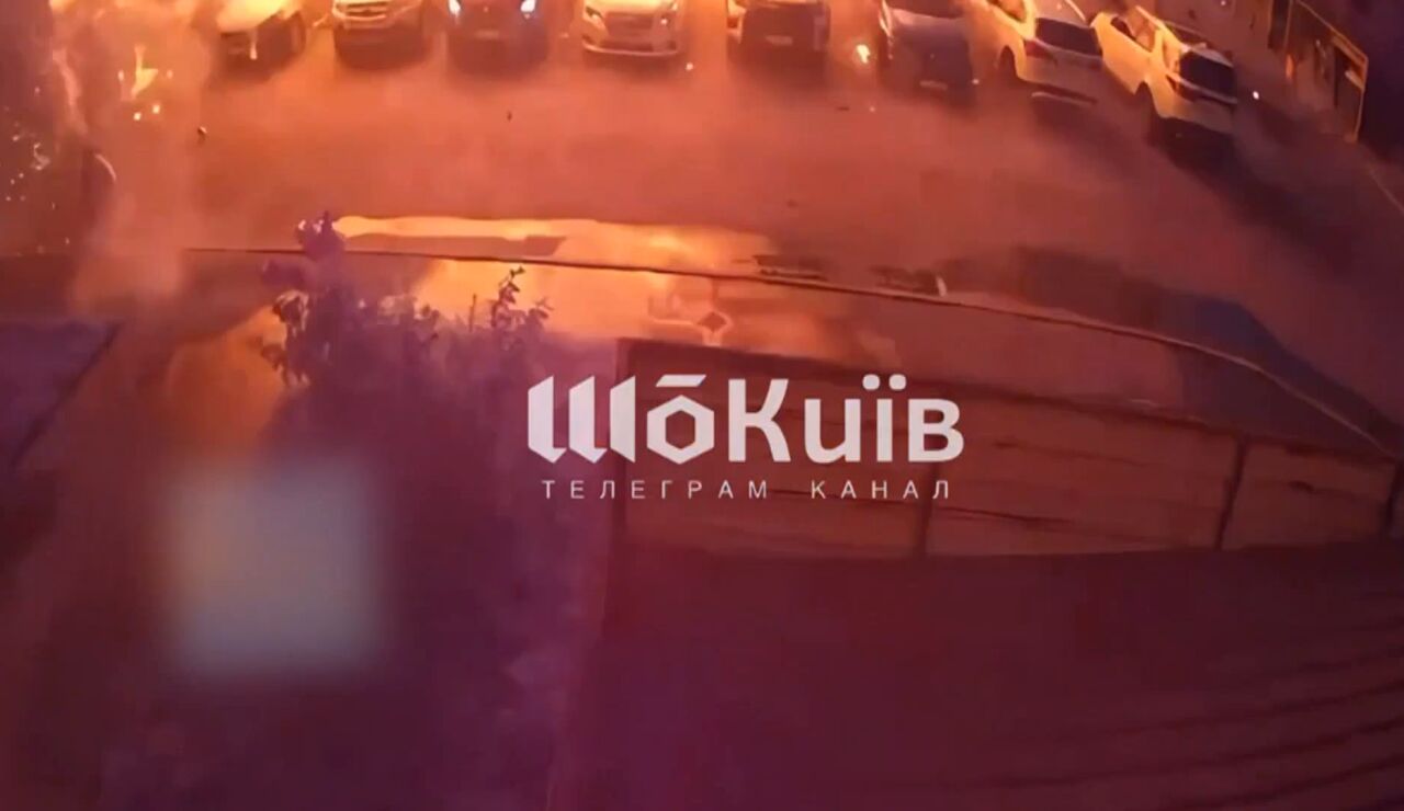 Grabaci&oacute;n en la que la mujer huye tras ver al dron ruso mientras paseaba en Kiev.