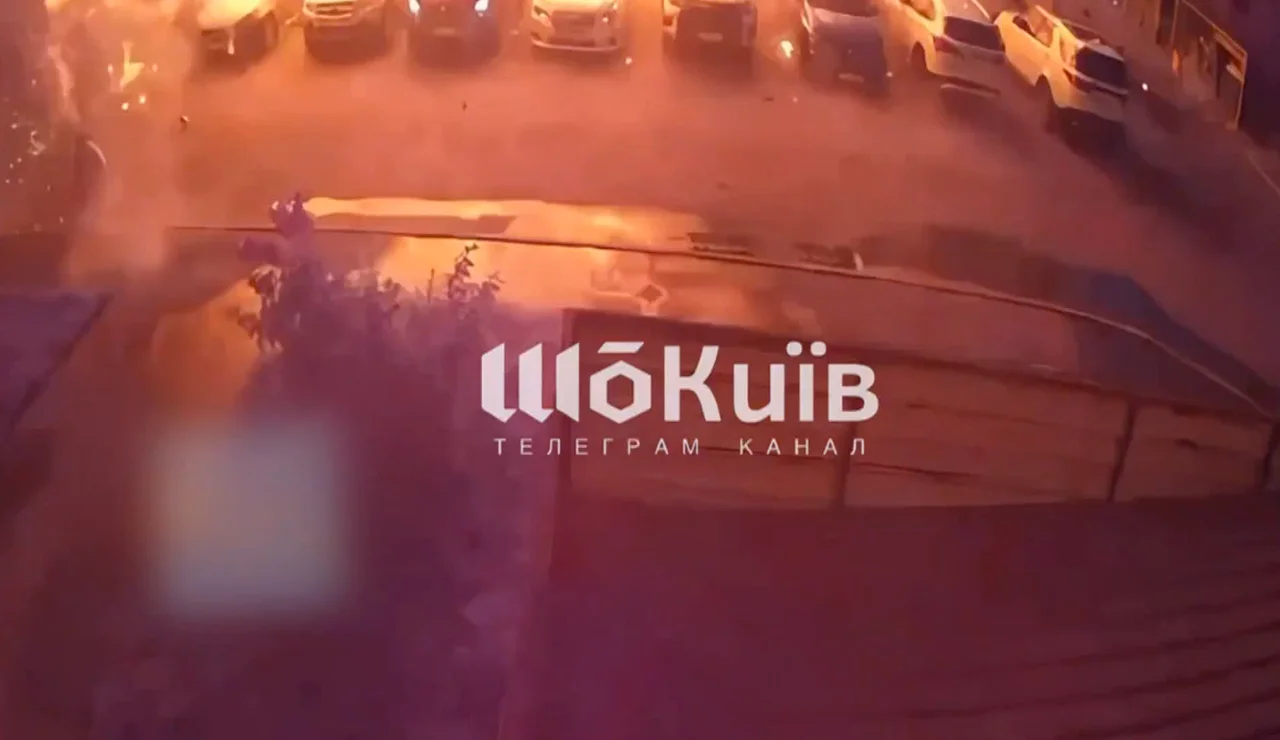 Grabación en la que la mujer huye tras ver al dron ruso mientras paseaba en Kiev.