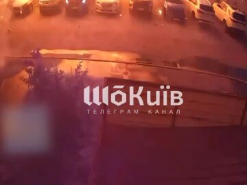 Grabación en la que la mujer huye tras ver al dron ruso mientras paseaba en Kiev. Grabación en la que la mujer huye tras ver al dron ruso mientras paseaba en Kiev.