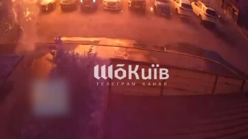 Grabaci&oacute;n en la que la mujer huye tras ver al dron ruso mientras paseaba en Kiev.