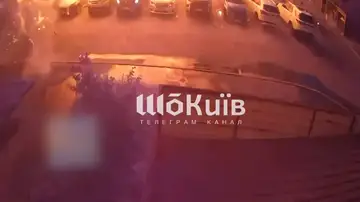 Grabación en la que la mujer huye tras ver al dron ruso mientras paseaba en Kiev. Grabación en la que la mujer huye tras ver al dron ruso mientras paseaba en Kiev.