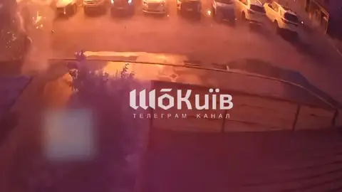 Grabación en la que la mujer huye tras ver al dron ruso mientras paseaba en Kiev. Grabación en la que la mujer huye tras ver al dron ruso mientras paseaba en Kiev.