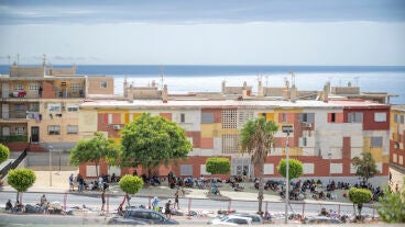 Varias personas migrantes en las calles del barrio de Loma Colmenar, a 27 de agosto de 2026, en Ceuta (Espa&ntilde;a). Vecinos de la barriada de Loma Colmenar denuncian que la convivencia es insostenible, marcada por peleas, menores en situaci&oacute;n de vulnerabilidad y personas durmiendo en la calle. 27 AGOSTO 2026 CRISIS MIGRATORIA Marcos Moreno / Europa Press 27/08/2026