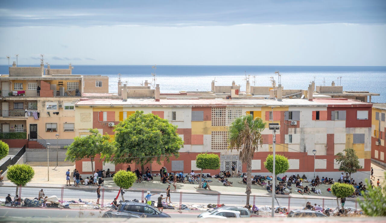 Migrantes sobreviven en las calles del barrio de Loma Colmenar (Ceuta)
