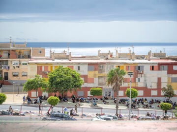 Varias personas migrantes en las calles del barrio de Loma Colmenar, a 27 de agosto de 2026, en Ceuta (Espa&ntilde;a). Vecinos de la barriada de Loma Colmenar denuncian que la convivencia es insostenible, marcada por peleas, menores en situaci&oacute;n de vulnerabilidad y personas durmiendo en la calle. 27 AGOSTO 2026 CRISIS MIGRATORIA Marcos Moreno / Europa Press 27/08/2026